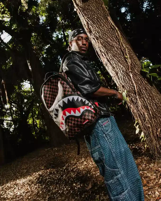 ¡¡¡NO PUEDE SER!!! UNA MOCHILA REVERSIBLE: DE TERCIOPELO MORADO A LA MOCHILA ORIGINAL «Sharks in Paris»
