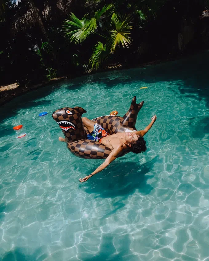 SHARK STASH - FLOTADOR PARA FIESTA EN LA PISCINA